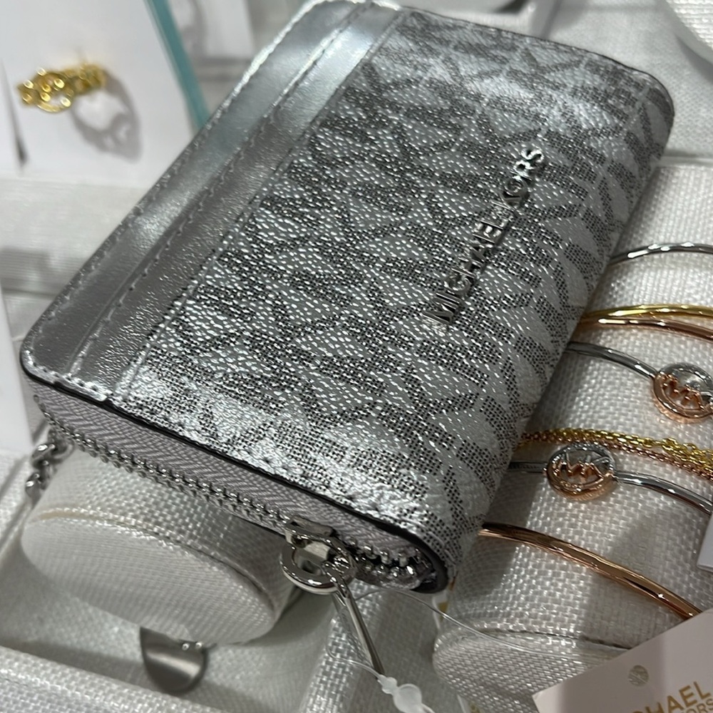 Michael Kors Women Medium Logo Zip Around Card Case Coin Pouch Wallet Silver
NWT - Picture 16 of 16